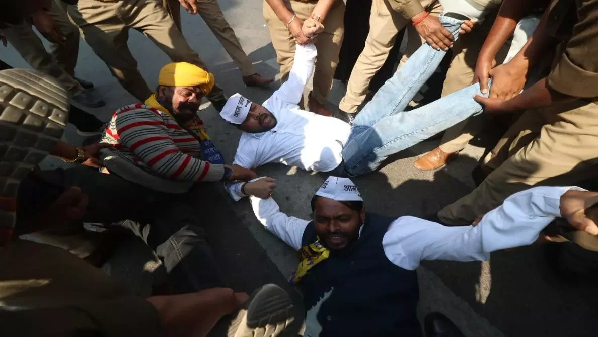 UP News: मोदी–ट्रंप ट्रेड डील के खिलाफ लखनऊ में प्रदर्शन, स्वास्थ्य भवन चौराहे पर AAP कार्यकर्ताओं और पुलिस में झड़प UP News: मोदी–ट्रंप ट्रेड डील के खिलाफ लखनऊ में प्रदर्शन, स्वास्थ्य भवन चौराहे पर AAP कार्यकर्ताओं और पुलिस में झड़प