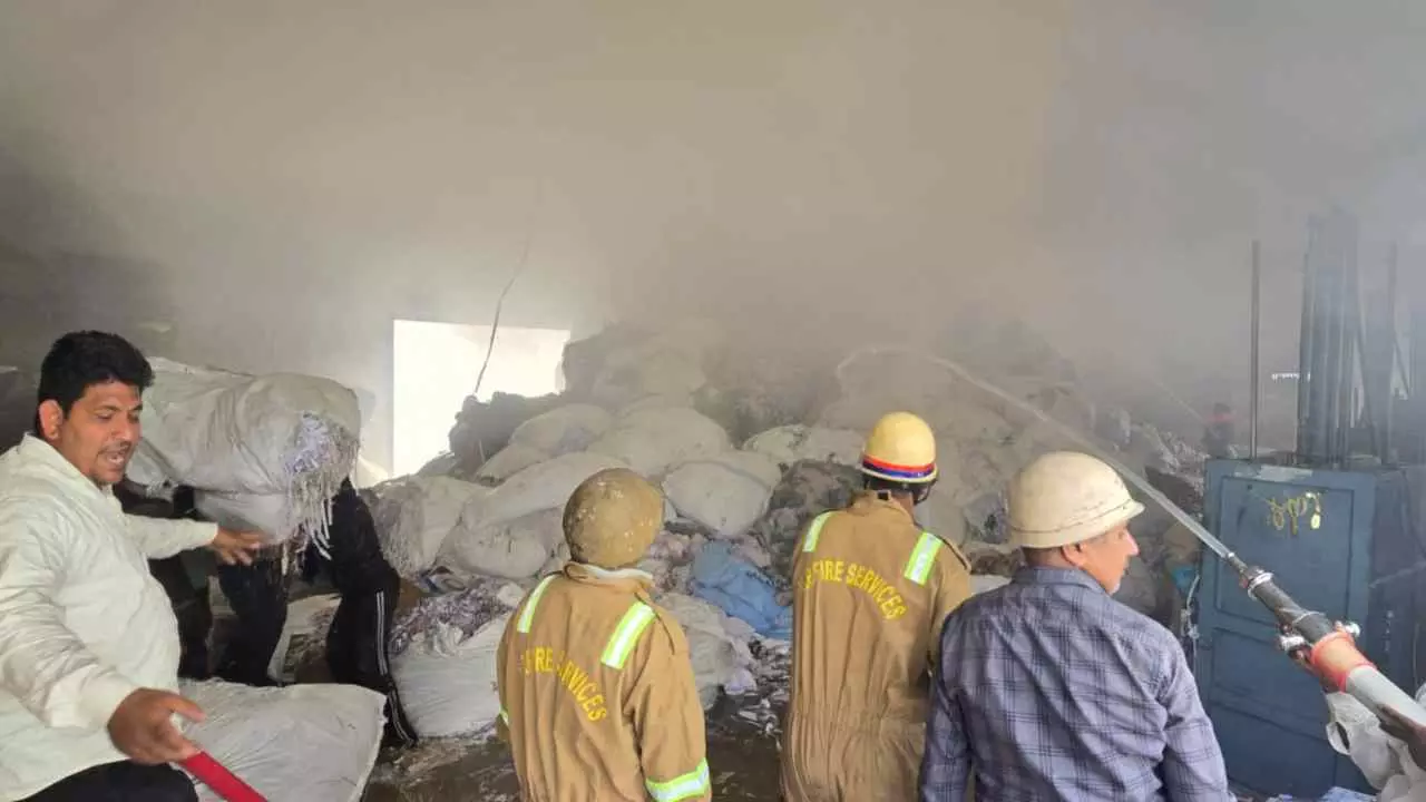 Hapur News: रिलायंस रोड स्थित रद्दी कागज के गोदाम में भीषण आग, घंटों बाद पाया गया काबू