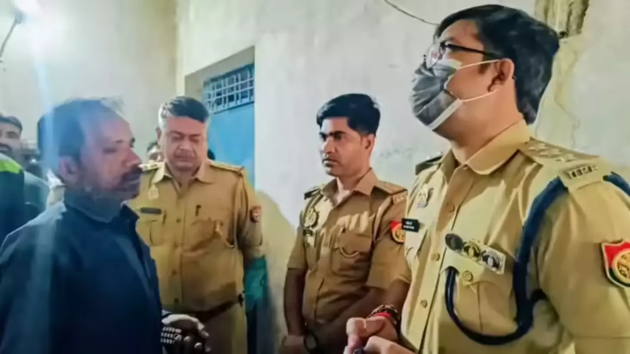 Lucknow News: लखनऊ में कर्ज के बोझ तले टूटा परिवार- मां-बेटे की मौत, पिता की हालत गंभीर Lucknow News: लखनऊ में कर्ज के बोझ तले टूटा परिवार- मां-बेटे की मौत, पिता की हालत गंभीर