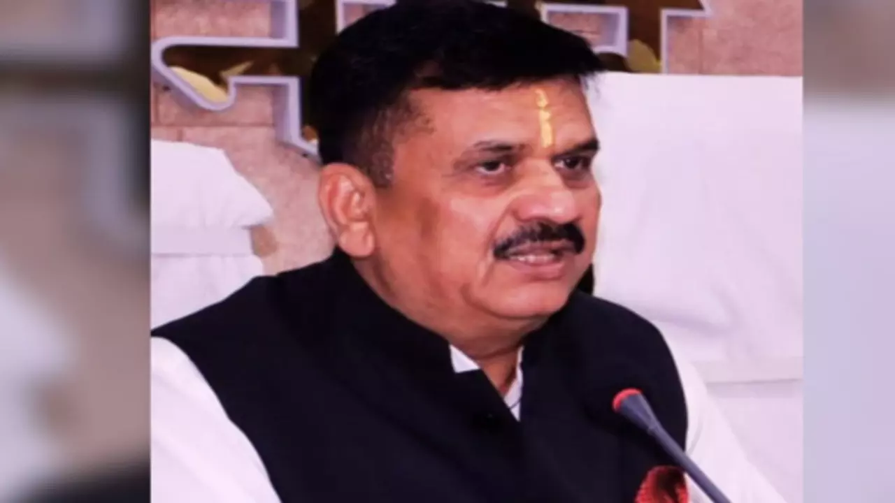 Jaunpur News: जौनपुर में कोर्ट का सख्त रुख, डीएम का आधा वेतन रोकने का आदेश, तहसीलदार को नोटिस