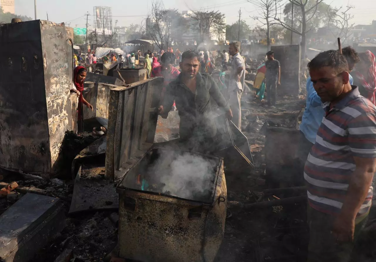 Lucknow News: लखनऊ के विकासनगर में ‘कयामत’ की रात, भीषण आग में दो मासूम जिंदा जले, 250 परिवार बेघर