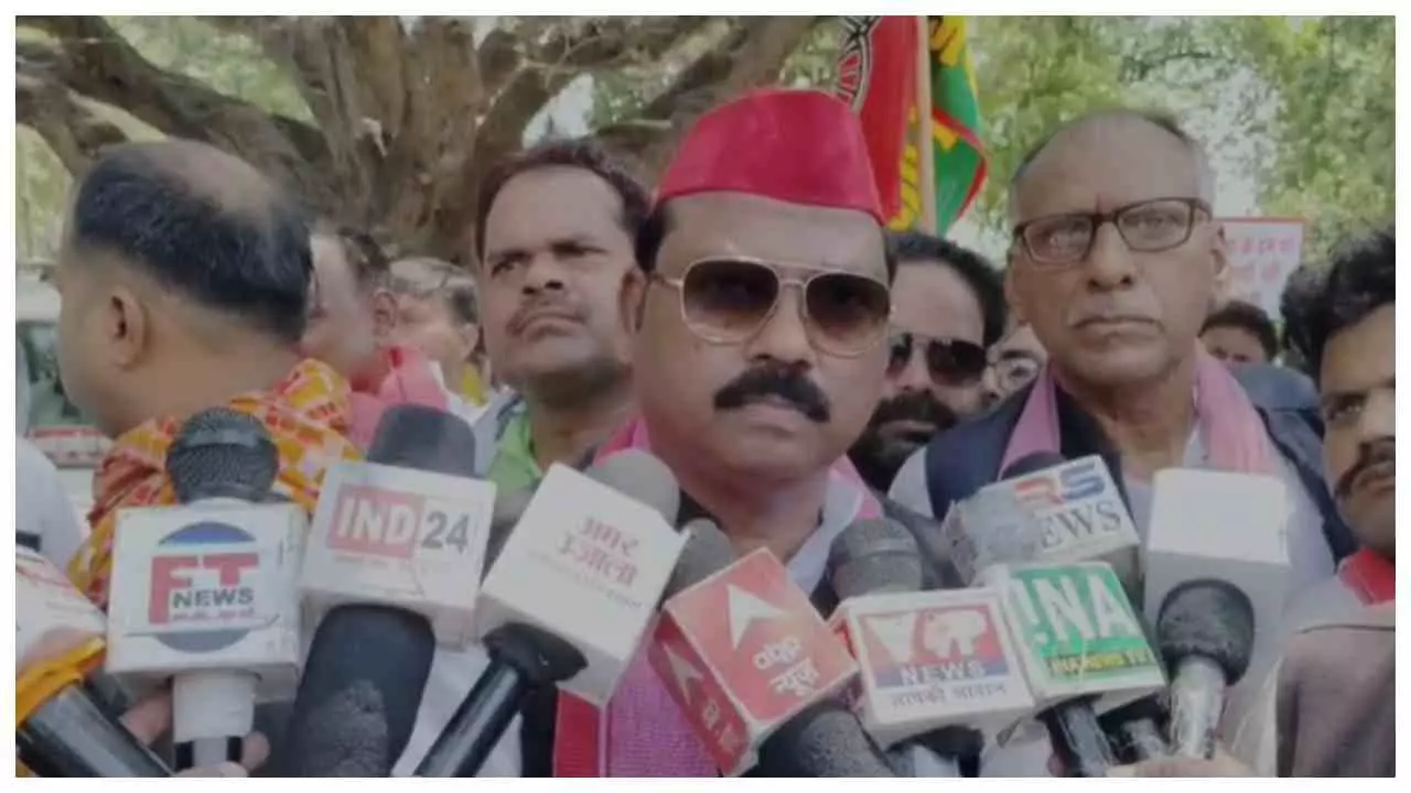 Raebareli News: रायबरेली में बेटियों की हत्या पर सपा का हल्ला बोल, सरकार के खिलाफ निकाला रोष मार्च Raebareli News: रायबरेली में बेटियों की हत्या पर सपा का हल्ला बोल, सरकार के खिलाफ निकाला रोष मार्च