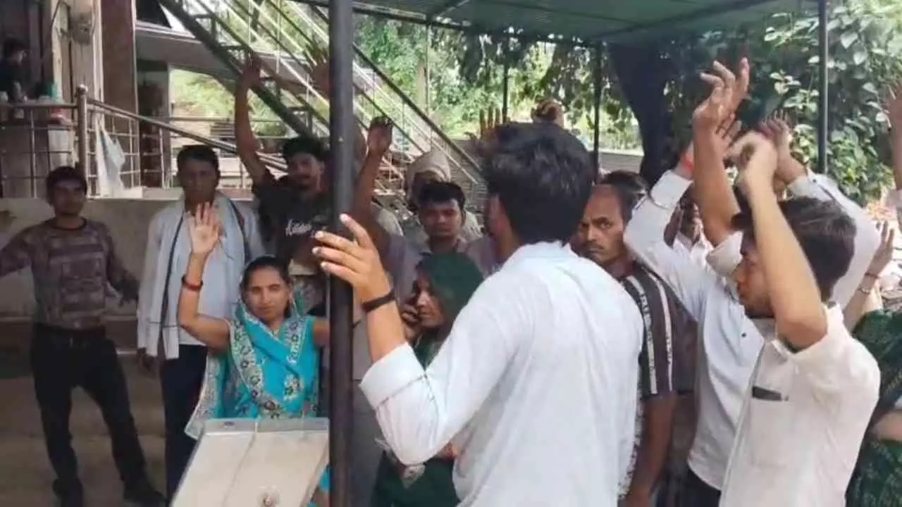 Kannauj News: सौरिख में गैस सिलेंडर संकट से उपभोक्ताओं में बढ़ा आक्रोश, समय पर आपूर्ति न होने का आरोप