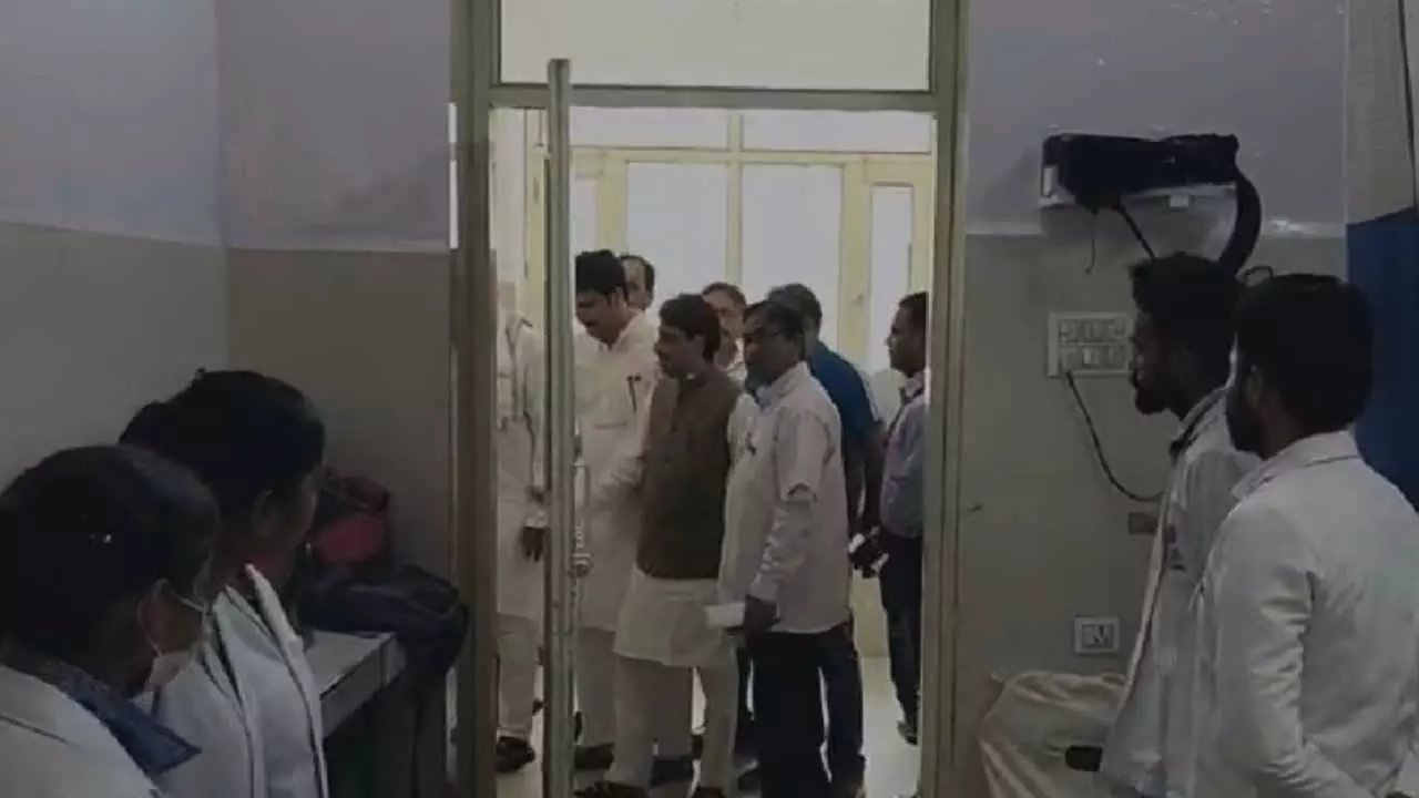 Saharanpur News: जिला अस्पताल का सांसद इमरान मसूद ने किया औचक निरीक्षण, कार्डियोलॉजिस्ट की कमी पर जताई चिंता Saharanpur News: जिला अस्पताल का सांसद इमरान मसूद ने किया औचक निरीक्षण, कार्डियोलॉजिस्ट की कमी पर जताई चिंता