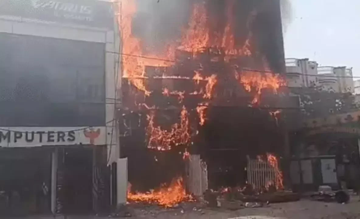 Lucknow News: अलीगंज स्थित कोचिंग सेंटर में भीषण आग, जान बचाने के लिए ऊपरी मंजिल से कूदे छात्र, कई घायल