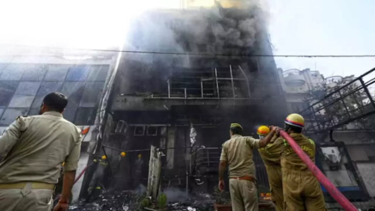 Lucknow Fire Incident: अलीगंज अग्निकांड के बाद एलडीए का बड़ा एक्शन, 71 प्रतिष्ठान सील, 83 को नोटिस और 25 कर्मचारियों का तबादला Lucknow Fire Incident: अलीगंज अग्निकांड के बाद एलडीए का बड़ा एक्शन, 71 प्रतिष्ठान सील, 83 को नोटिस और 25 कर्मचारियों का तबादला