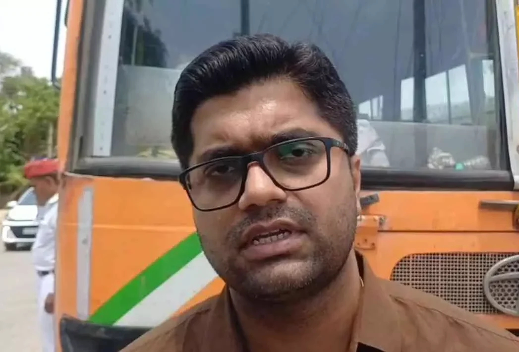 Aligarh News: चलती रोडवेज बस में चालक को आया हार्ट अटैक, स्टेयरिंग पर ही हुई मौत; यात्रियों की सूझबूझ से टला बड़ा हादसा