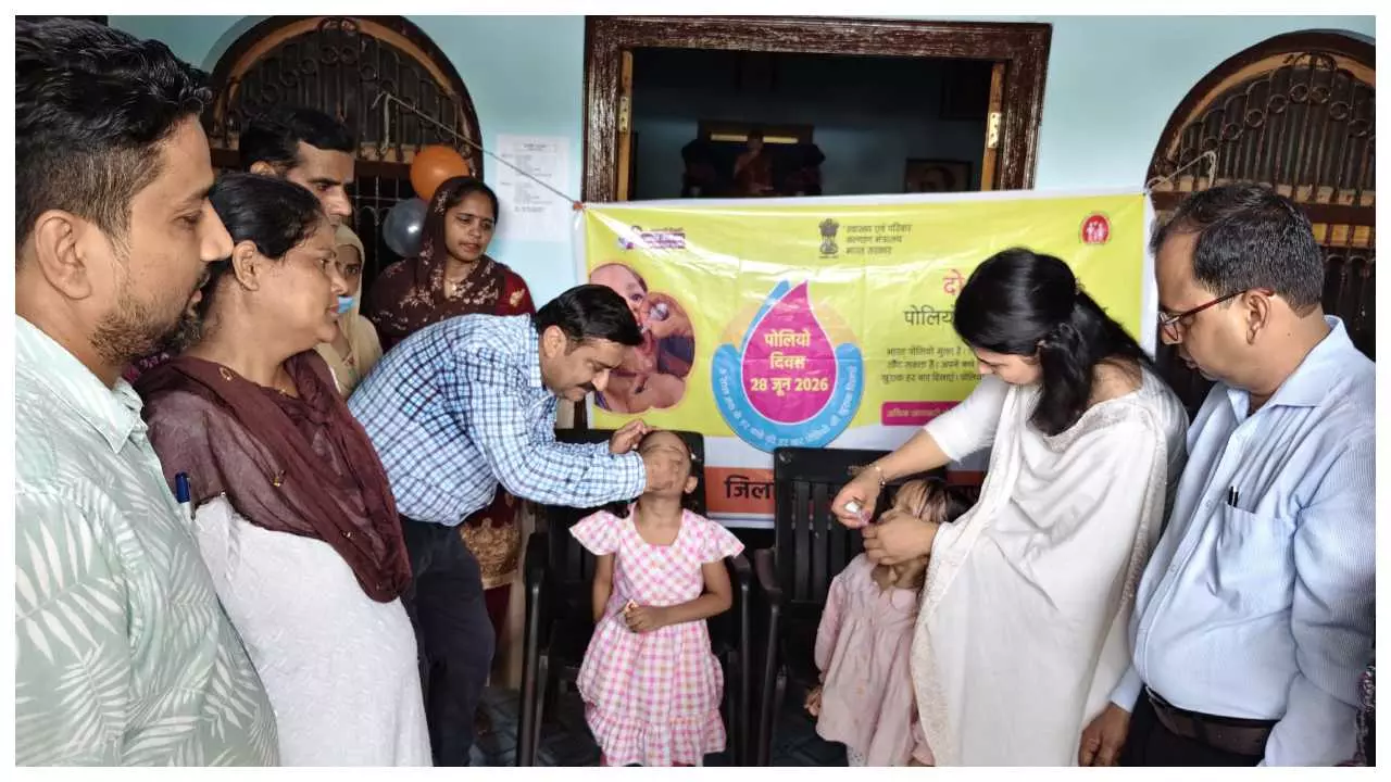 Hapur News: हापुड़ में राष्ट्रीय पल्स पोलियो अभियान की शुरुआत, 692 बूथों पर बच्चों को पिलाई गई पोलियोरोधी खुराक