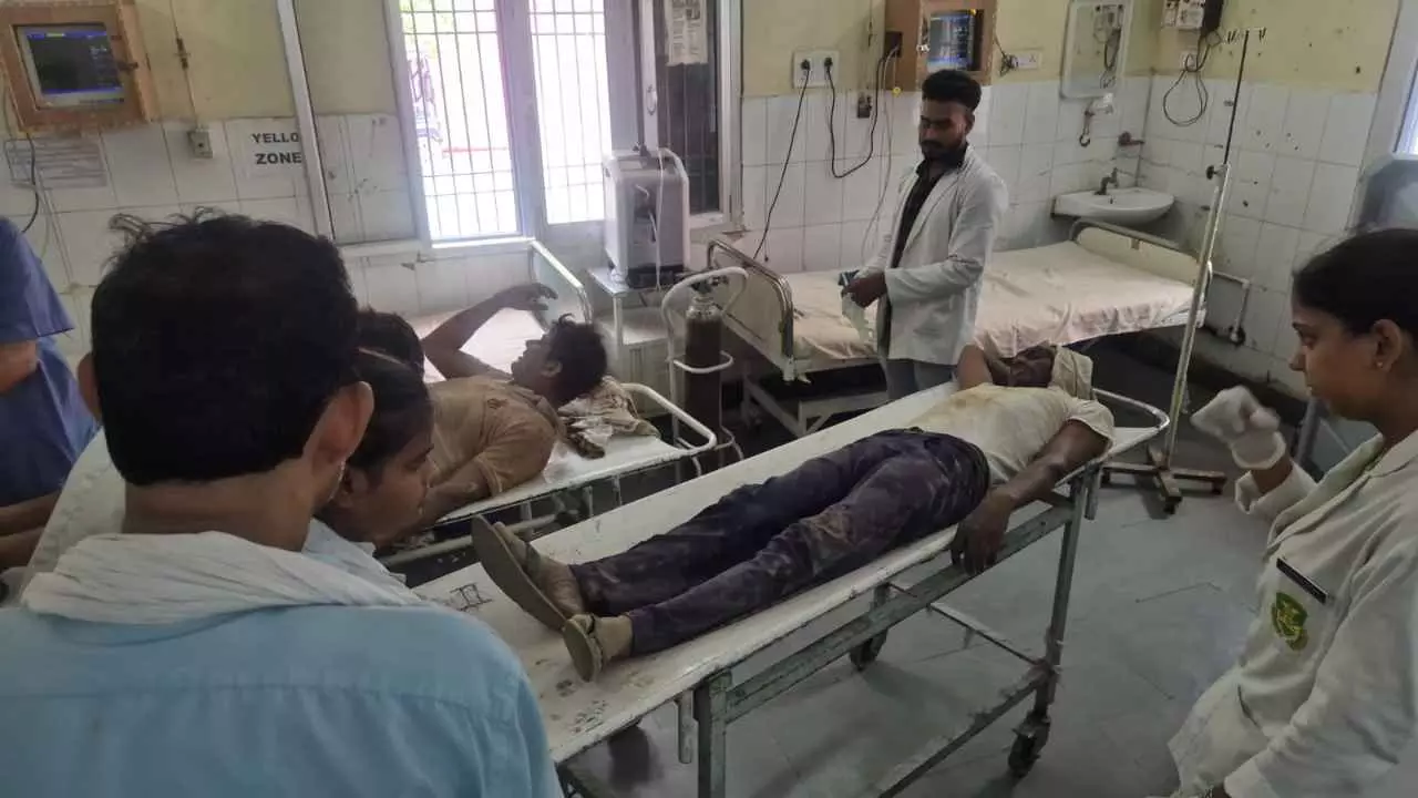 Aligarh News: अलीगढ़ में जर्जर इमारत गिरने से बड़ा हादसा, मलबे में दबे दो मजदूर; जिला अस्पताल में चल रहा इलाज