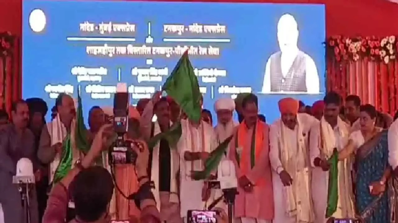 Pilibhit News: पीलीभीत को रेल कनेक्टिविटी की बड़ी सौगात, केंद्रीय राज्यमंत्री जितिन प्रसाद ने टनकपुर-नांदेड़ एक्सप्रेस को दिखाई हरी झंडी