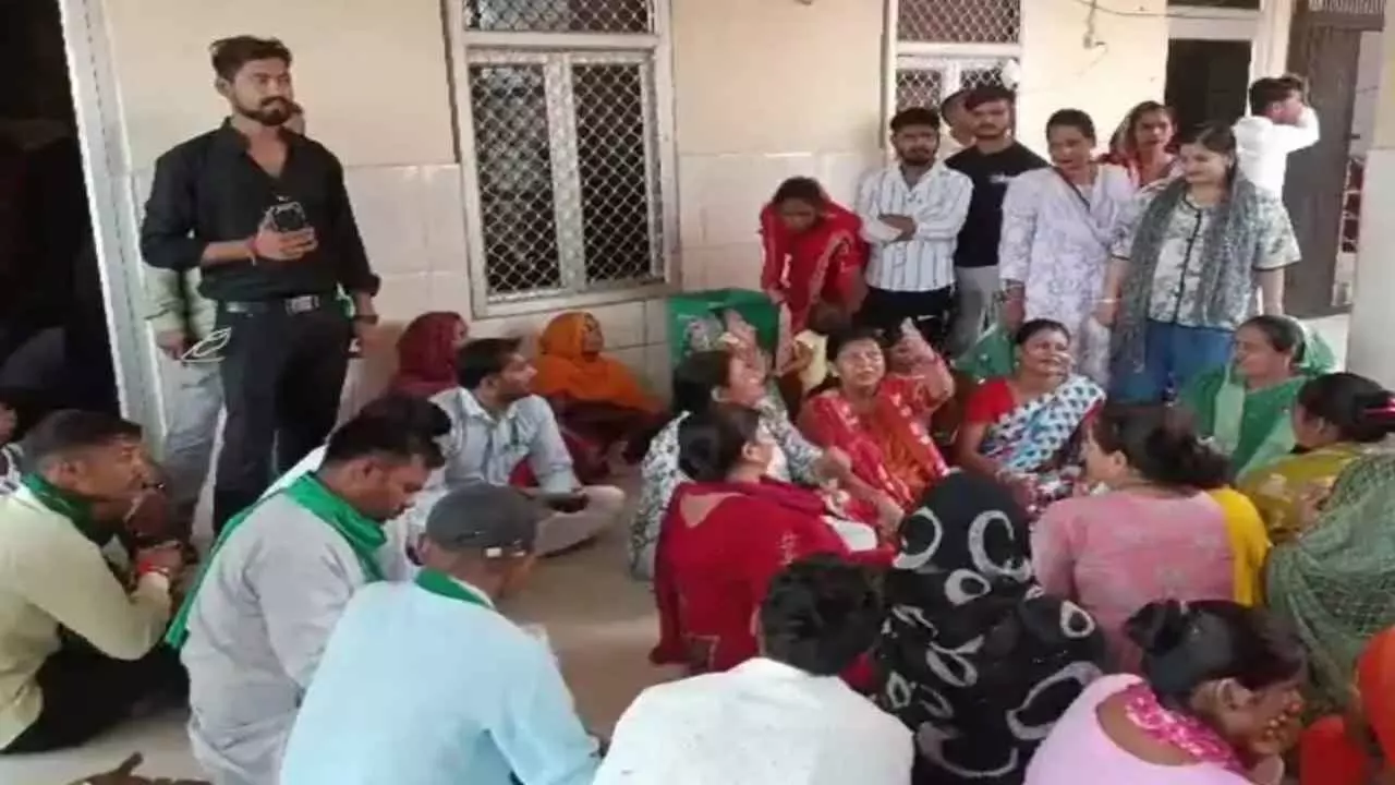 Mainpuri News: मृत्यु प्रमाण पत्र के लिए रिश्वत मांगने के आरोप पर मैनपुरी नगर पालिका में हंगामा, किसान यूनियन ने दिया धरना Mainpuri News: मृत्यु प्रमाण पत्र के लिए रिश्वत मांगने के आरोप पर मैनपुरी नगर पालिका में हंगामा, किसान यूनियन ने दिया धरना