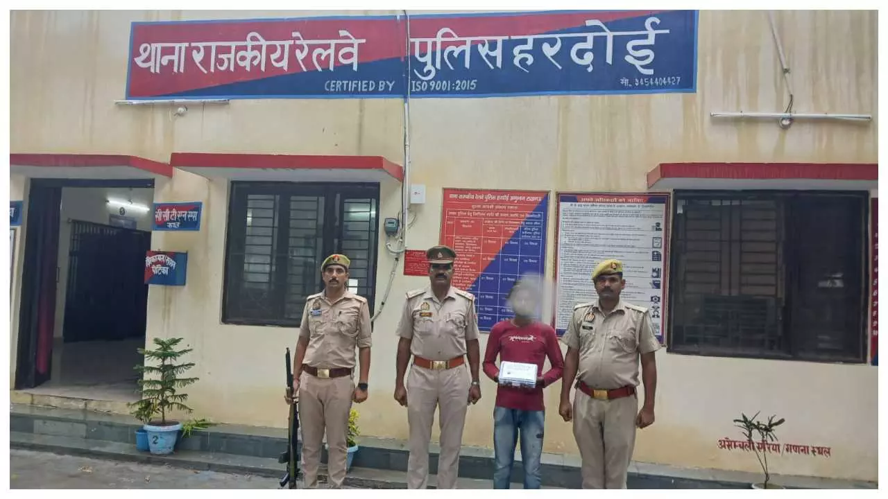 Hardoi News: नौचंदी एक्सप्रेस चोरी मामले में जीआरपी को बड़ी सफलता, आरोपी गिरफ्तार, चोरी का सैमसंग टैबलेट बरामद Hardoi News: नौचंदी एक्सप्रेस चोरी मामले में जीआरपी को बड़ी सफलता, आरोपी गिरफ्तार, चोरी का सैमसंग टैबलेट बरामद
