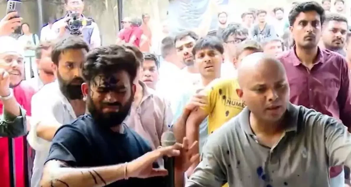 Delhi News: जंतर-मंतर पर भूख हड़ताल कर रहे अभिजीत दिपके पर स्याही अटैक, मंच पर पहुंची महिला से मचा हड़कंप Delhi News: जंतर-मंतर पर भूख हड़ताल कर रहे अभिजीत दिपके पर स्याही अटैक, मंच पर पहुंची महिला से मचा हड़कंप