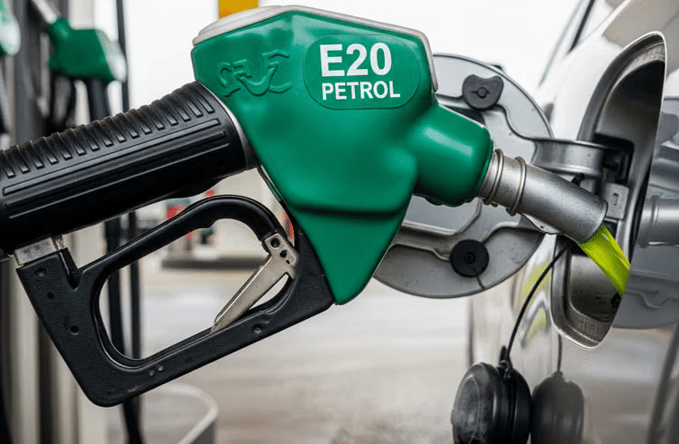 E20 Petrol को लेकर जनता में बढ़ी चिंता, C-Voter Survey में सामने आईं माइलेज और इंजन को लेकर बड़ी आशंकाएं E20 Petrol को लेकर जनता में बढ़ी चिंता, C-Voter Survey में सामने आईं माइलेज और इंजन को लेकर बड़ी आशंकाएं