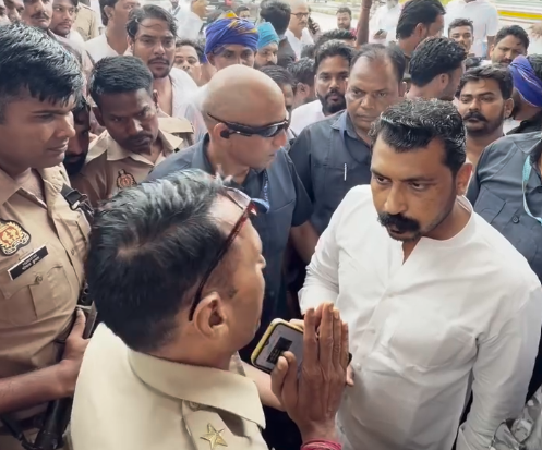 मुजफ्फरनगर में रोहाना टोल पर चंद्रशेखर आजाद और पुलिस के बीच तीखी नोकझोंक, काफिले की गाड़ियां रोके जाने पर हंगामा
