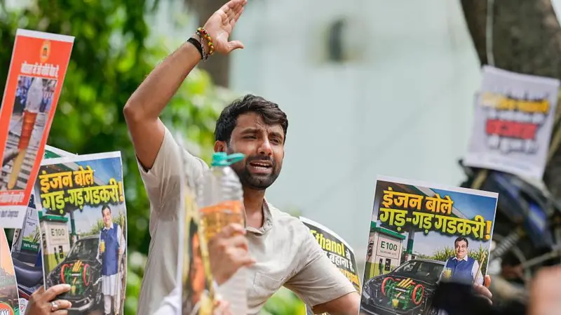 E20 Petrol: माइलेज से लेकर फ़्यूल सिस्टम तक उठे सवाल, सबसे बड़ी कीमत कौन चुका रहा है? E20 Petrol: माइलेज से लेकर फ़्यूल सिस्टम तक उठे सवाल, सबसे बड़ी कीमत कौन चुका रहा है?